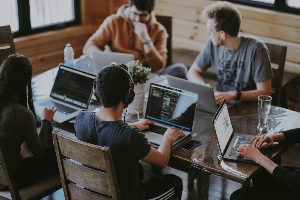 Equipo trabajando en sesión de desarrollo colaborativo